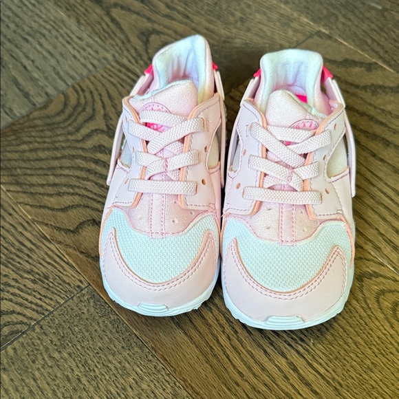 Nike Pink and White Kids Sneakers 7c toddler baby - Picture 4 of 7